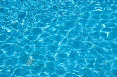 Mavi berrak suyun yakın yüzey yüzme havuzunda dalgalanan dalgalar