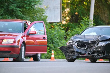 Şehir caddesindeki çarpışma sonrası ağır araba kazalarında hasar görmüş. Yol güvenliği ve sigorta kavramı