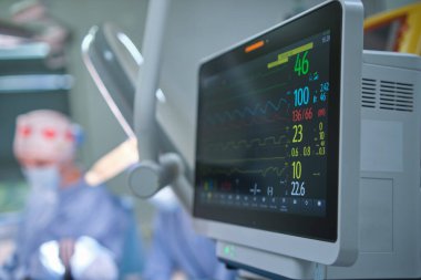 Ameliyat sırasında hastane tiyatrosunda kalp atış hızı ve hasta durum kontrol monitörü.