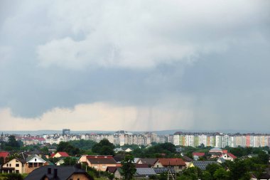 Şehrin kırsal kesimindeki fırtına sırasında gökyüzünde oluşan kara bulutların manzarası.