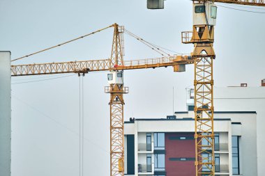 Yüksek konutlu apartman şantiyesindeki vinçler. Gayrimenkul geliştirme