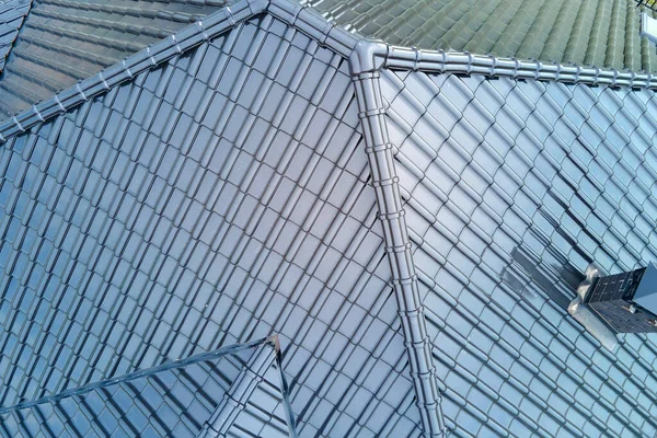 Gros plan du toit de la maison recouvert de bardeaux en céramique brillante — Photo
