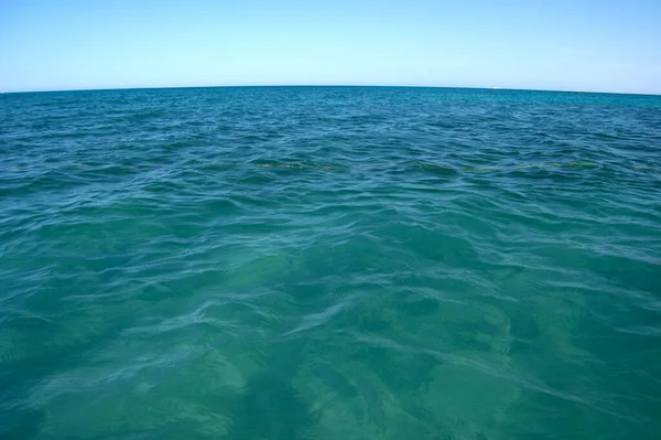 Closeup superfície da paisagem marinha de água do mar azul com pequenas ondas de ondulação — Fotografia de Stock