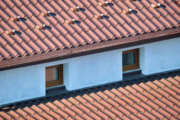 Parasangue primo piano per la sicurezza in inverno sul tetto della casa ricoperto di tegole in acciaio. Copertura in maiolica dell'edificio — Foto Stock