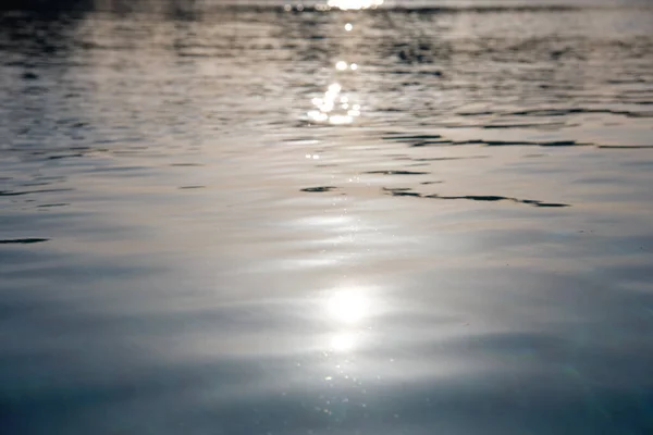 Nahaufnahme Oberfläche von blauem klarem Wasser mit kleinen Wellen im Schwimmbad — Stockfoto