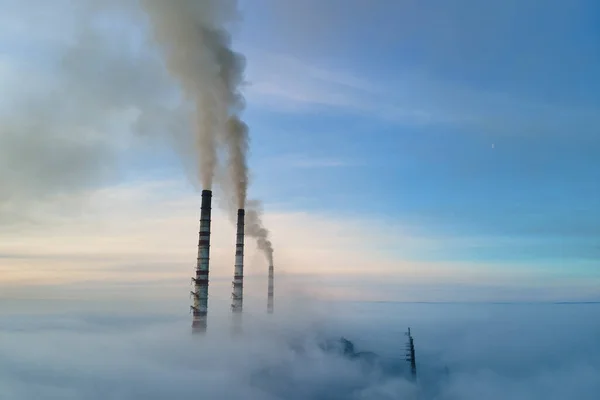 煤电厂高管黑烟向上移动污染大气.具有矿物燃料概念的电力生产 — 图库照片