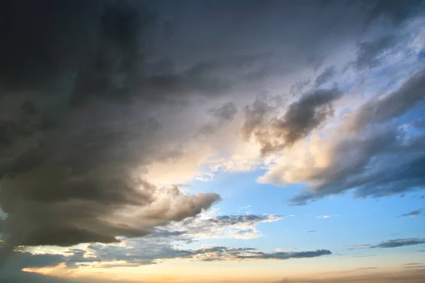 Paisaje de nubes oscuras que se forman en el cielo tormentoso durante la tormenta — Foto de Stock