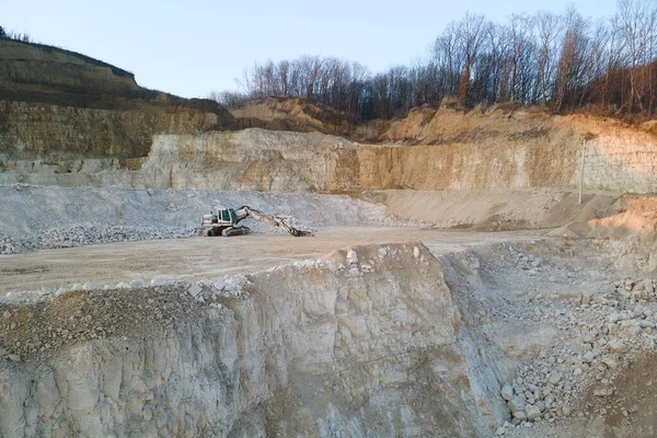 Local de mineração a céu aberto de materiais de pedra de areia de construção com equipamento de escavadeira para escavação de recursos de cascalho na pedreira — Fotografia de Stock