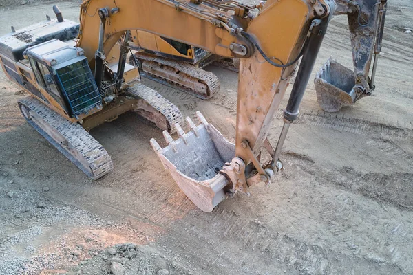 Local de mineração a céu aberto de materiais de pedra de areia de construção com equipamento de escavadeira para escavação de recursos de cascalho na pedreira — Fotografia de Stock