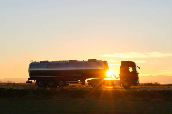 Camião de carga a gasolina a conduzir em produtos petrolíferos de transporte rodoviário. Conceito de transporte e logística de entrega — Fotografia de Stock