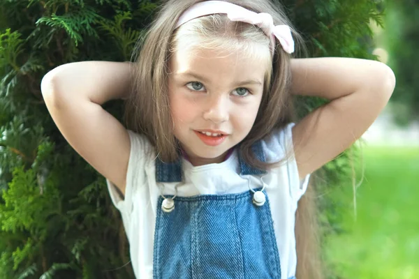 Retrato de niña bonita parada al aire libre en el parque de verano sonriendo felizmente —  Fotos de Stock