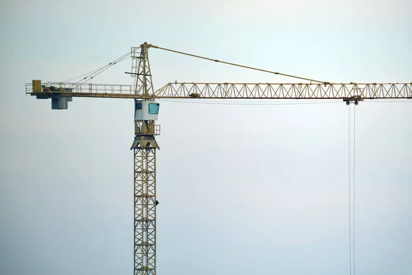 Grue à tour sur le chantier de construction d'immeubles résidentiels élevés. Développement immobilier — Photo