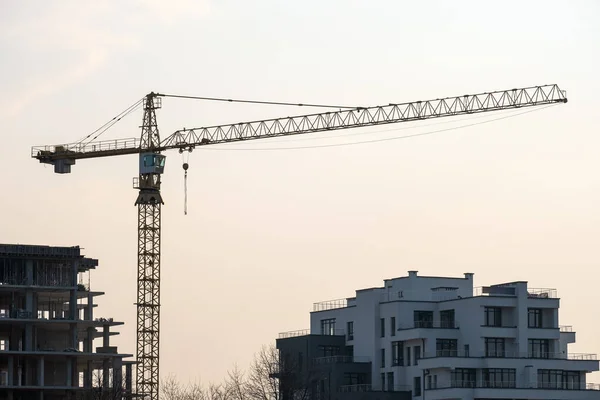 Turmdrehkräne und hohe Wohnhäuser im Bau. Immobilienentwicklung — Stockfoto