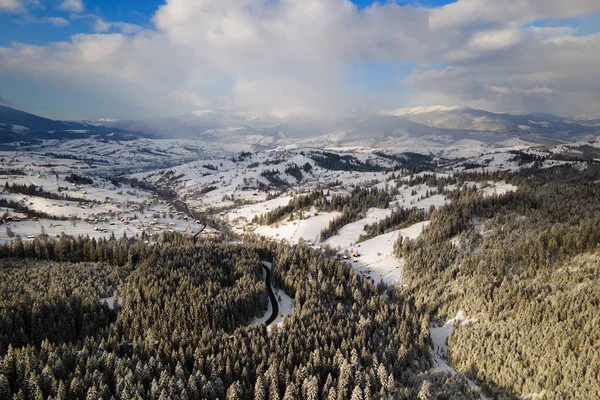 Paesaggio invernale con alberi spruse di foresta innevata in montagne fredde — Foto Stock