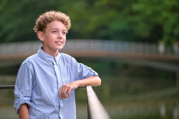 Young happy child boy relaxing in summer park. Positive kid enjoying summertime outdoors. Child wellbeing concept — Stock Photo, Image