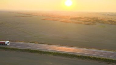 Kargo kamyonlarının otobanda mal taşırken hava görüntüsü. Teslimat ulaşım ve lojistik kavramı