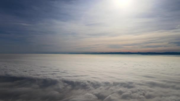 Vista aérea de alta altitude da terra coberta com nuvens cumulus inchadas brancas no dia ensolarado — Vídeo de Stock