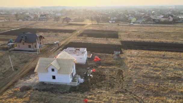 Légi kilátás befejezetlen keret saját ház szénsavas könnyű beton falak és fából készült tető keret építés alatt — Stock videók