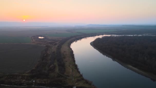 秋天的傍晚,空中俯瞰广袤的河流静静地流淌在乡间 — 图库视频影像
