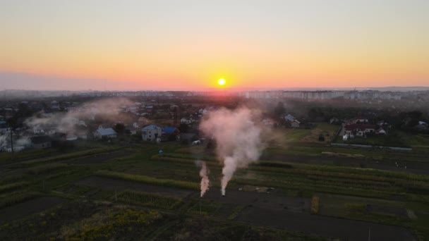 Letecký pohled na zemědělské odpadní ohně ze suché trávy a slámové strniště spalující hustý kouř znečišťující vzduch během období sucha na farmách způsobující globální oteplování a karcinogenní výpary. — Stock video