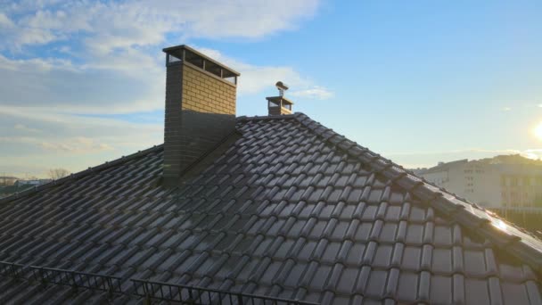 Letecký pohled na soukromý dům s keramickými šindele kryté střechy. Koncepce investic do nemovitostí — Stock video