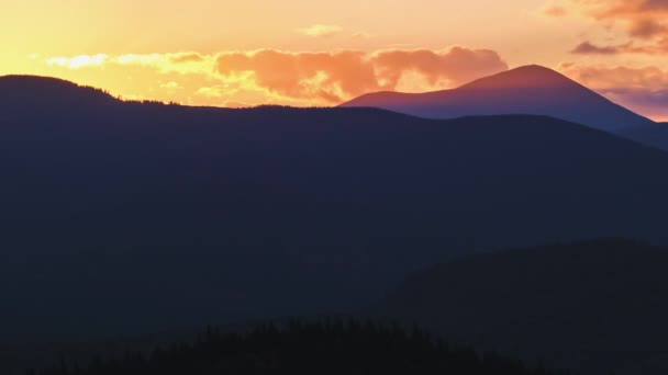 Beautiful evening panoramic landscape with bright setting sun over distant mountain peaks at sunset — Stockvideo