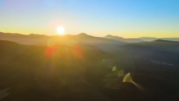 Piękny górski panoramiczny krajobraz z zamglonymi szczytami i mglistą doliną o zachodzie słońca — Wideo stockowe