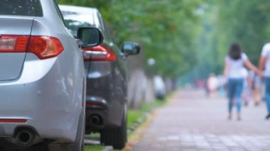 Sokak kenarında park halindeki arabalarla şehir trafiği