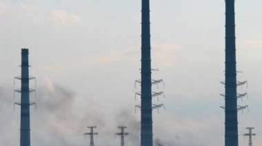 Kara dumanlı kömür santrali yüksek borular atmosferi kirletiyor. Fosil yakıt kavramına sahip elektrik enerjisi üretimi
