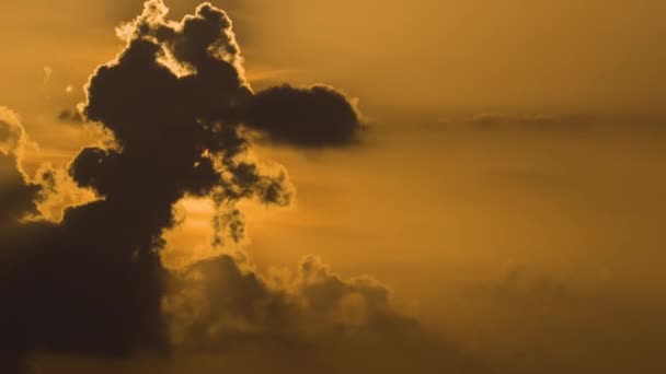 Cielo brillante y colorido al atardecer con rayos de sol poniente y nubes oscuras vívidas — Vídeo de stock