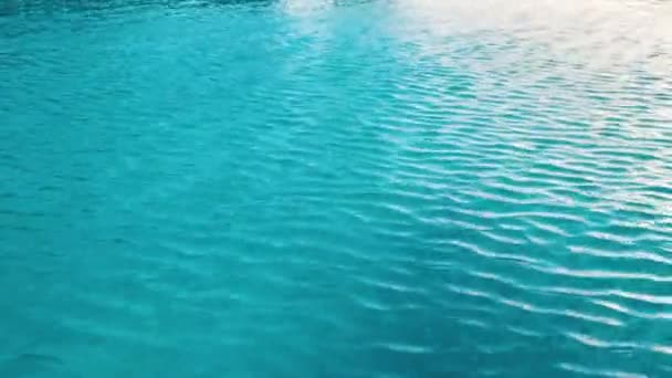 Närbild yta av blått klart vatten med små vågor i poolen — Stockvideo