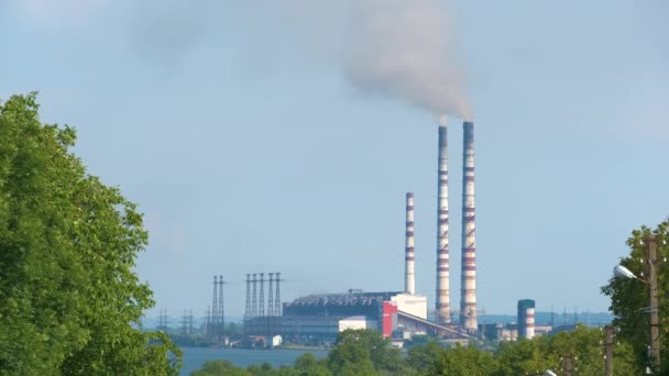 Hoge pijpen van kolencentrales met zwarte rook die naar boven beweegt, vervuilende atmosfeer. Productie van elektrische energie met fossiele brandstoffen — Stockvideo