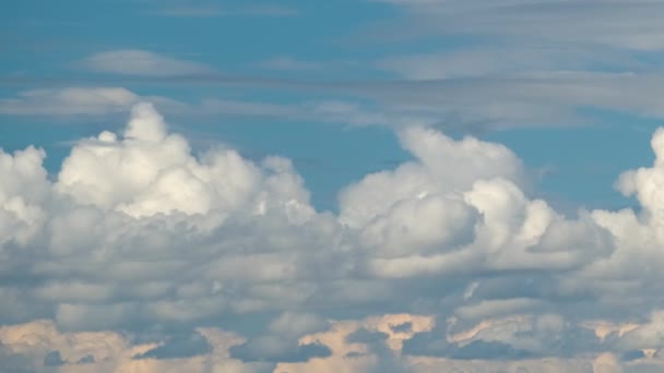 Időeltolódás felvétel gyorsan mozgó fehér gömbölyű felhőkről a kék tiszta égen — Stock videók