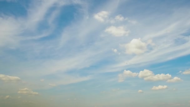 Timelapse awan puffy cumulus putih terbentuk di langit biru musim panas. Cuaca yang bergerak dan berubah — Stok Video