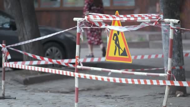 Waarschuwingsbord voor wegwerkzaamheden en veiligheidsbarrière op straat tijdens onderhoudswerkzaamheden — Stockvideo