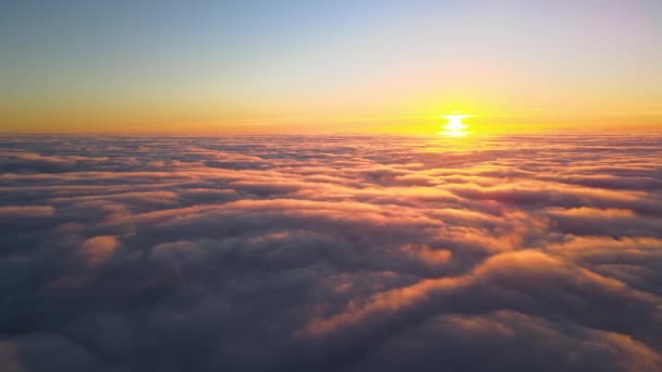 Flygfoto ovanifrån på hög höjd av täta fluffiga cumulusmoln som flyger på kvällen. Fantastisk solnedgång från flygplansfönstrets synvinkel — Stockvideo