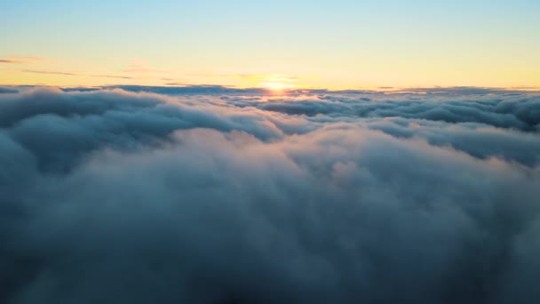 Вид з повітря з вікна літака на великій висоті густих пухнастих кумульських хмар, що летять ввечері — стокове відео