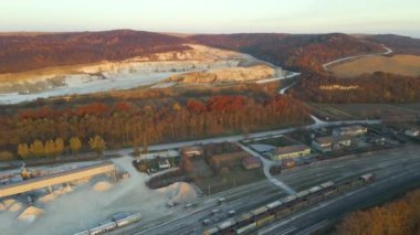 Kargo treninin havadan görünüşü maden fabrikasında ezilmiş taş malzemelerle dolu. Öğütülmüş kireç taşı cevherinin demiryolu taşımacılığı