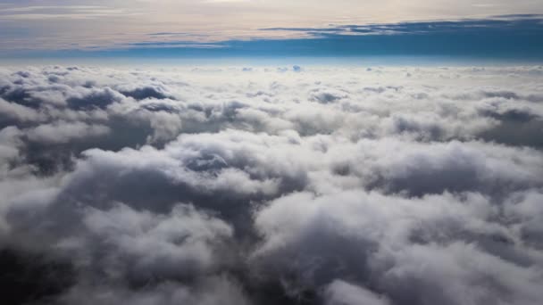 Вид з висоти землі, вкритий пухнастими дощовими хмарами, що утворюються до дощу — стокове відео