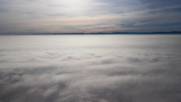 Vista aérea desde la gran altitud de la tierra cubierta de nubes lluviosas hinchadas que se forman antes de la tormenta — Vídeo de stock