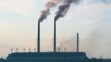 Kara dumanlı kömür santrali yüksek borular atmosferi kirletiyor. Fosil yakıt kavramına sahip elektrik enerjisi üretimi