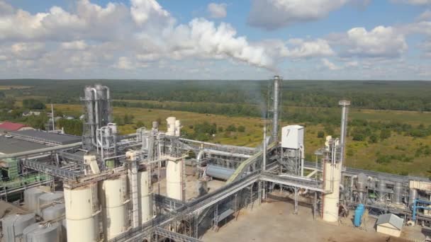 Αεροφωτογραφία του πετροχημικού εργοστασίου διύλισης πετρελαίου και φυσικού αερίου με δομή κατασκευής εγκαταστάσεων υψηλού διυλιστηρίου. Παγκόσμια έννοια παραγωγής και μεταποίησης — Αρχείο Βίντεο