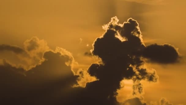 Яркое красочное небо заката с лучами заходящего солнца и яркими темными облаками — стоковое видео