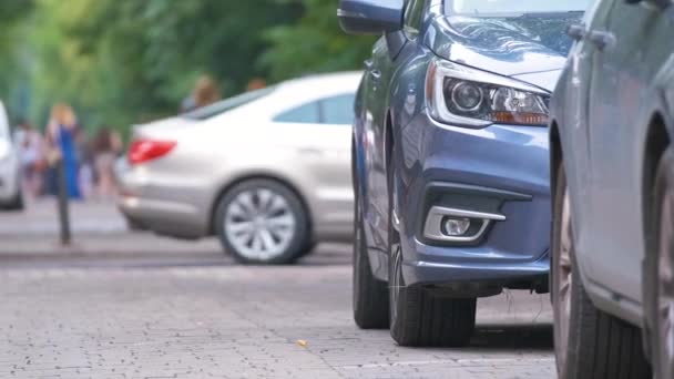 Tráfego urbano com carros estacionados em fila na rua — Vídeo de Stock