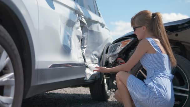 Conducente stressata che parla al telefono cellulare sul lato della strada chiamando per il servizio di emergenza dopo l'incidente stradale. Concetto di sicurezza stradale e assicurazione — Video Stock