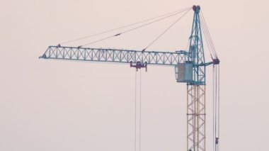 Yüksek konutlu apartman şantiyesinde bir vinç. Gayrimenkul geliştirme