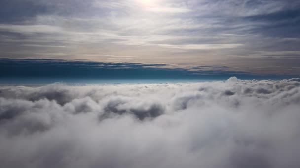 Αεροφωτογραφία από μεγάλο υψόμετρο γης καλυμμένη με φουσκωτά βροχερά σύννεφα που σχηματίζονται πριν από την καταιγίδα — Αρχείο Βίντεο