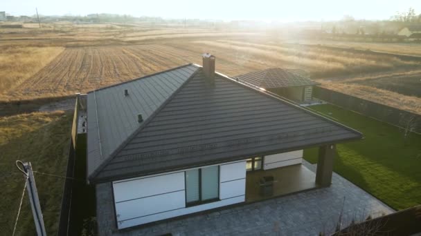 Вид с воздуха на частный дом с керамической черепицей, покрытой крышей. Инвестиции в недвижимость — стоковое видео