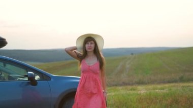 Yaz tatilinde yeşil alanda tek başına yürüyen genç bir kadın. Araba konseptiyle seyahat