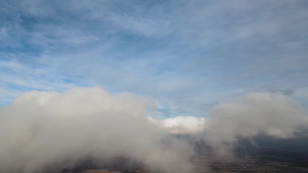 Vista aérea de alta altitude da terra coberta com nuvens chuvosas inchadas que se formam antes da tempestade — Vídeo de Stock